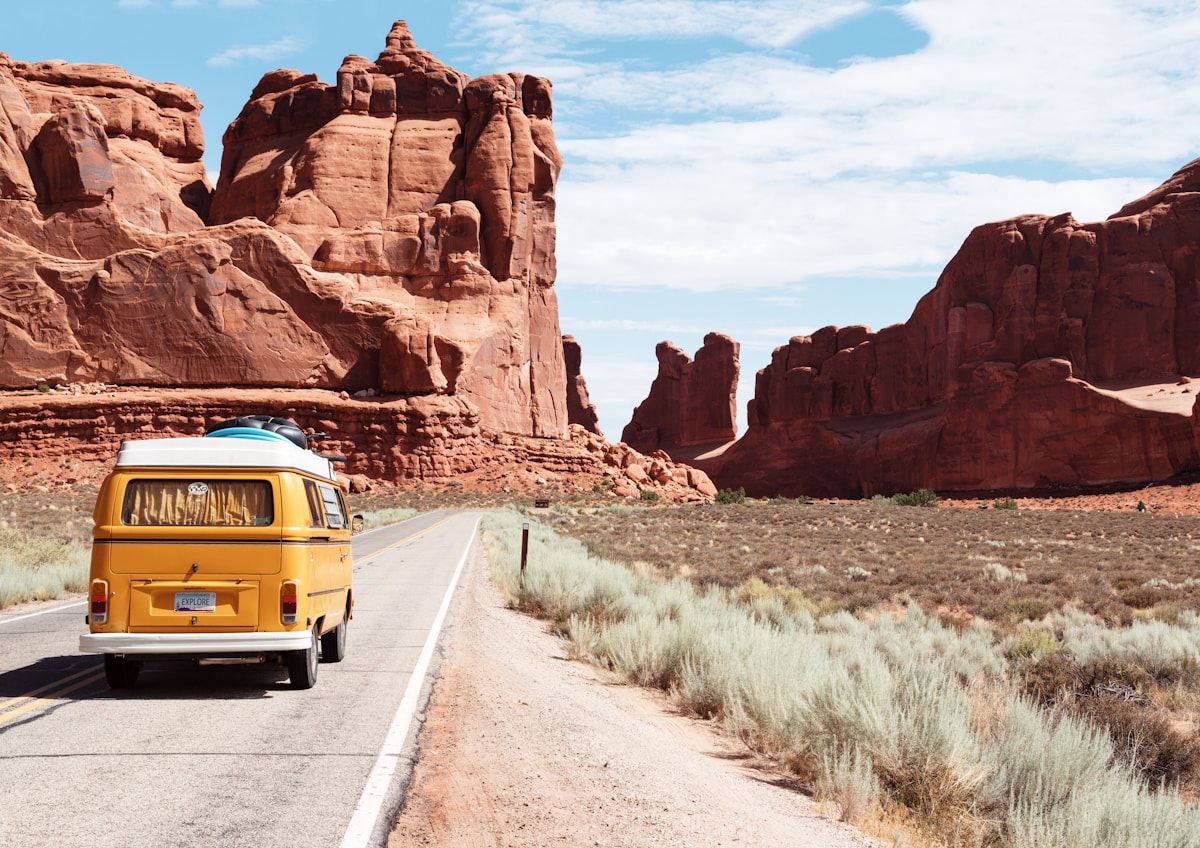 Route traversant un paysage