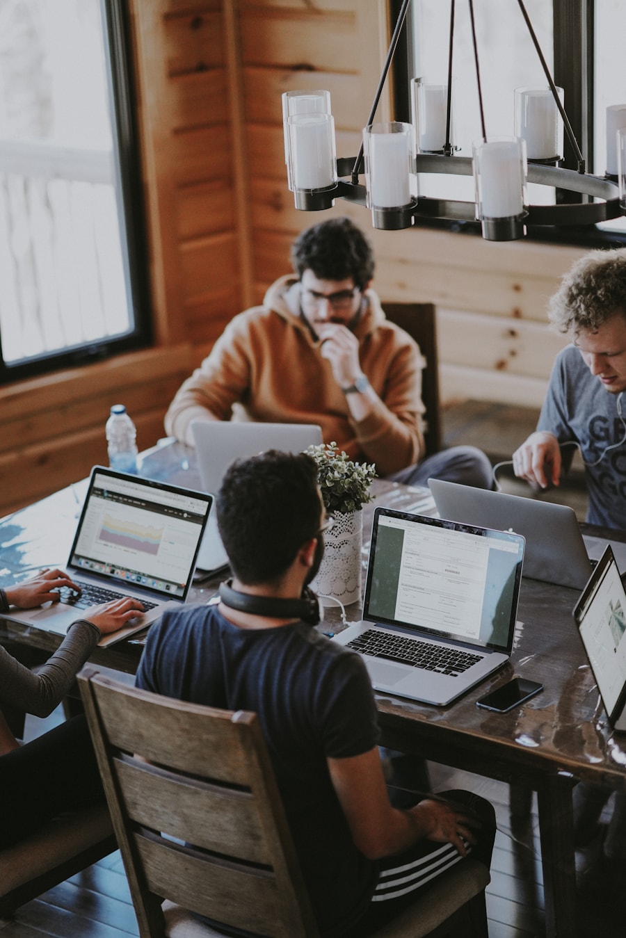 Équipe réunie autour d'une table de travail